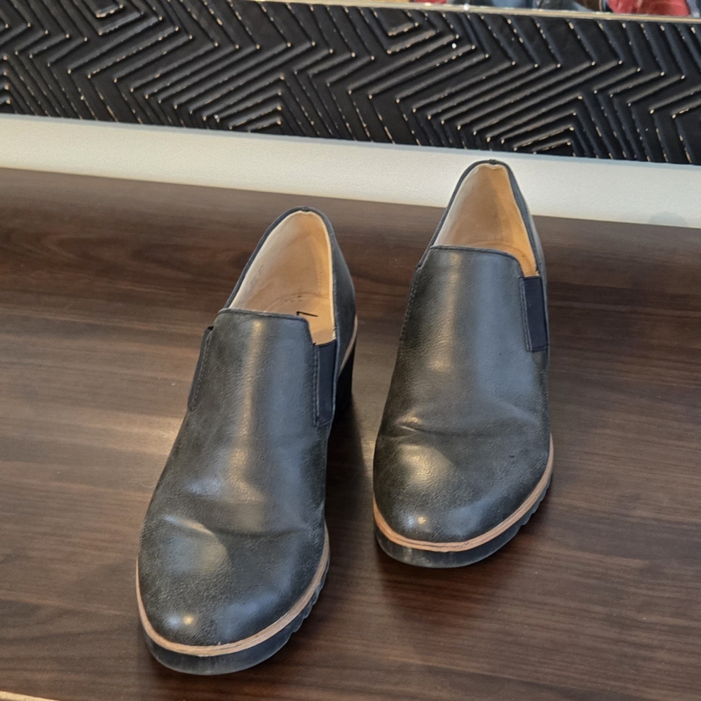 Black Leather Slip-On Loafers with Minimalist Design
